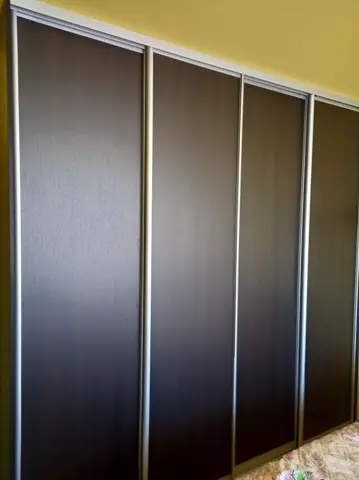 Posuvné dvere na mieru do spálne s dverami v dekore wenge