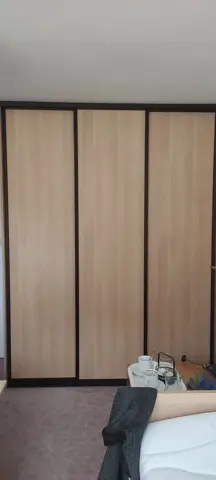 Posuvné dvere na mieru do spálne s dverami v dekore buk