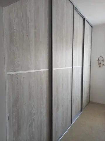 Posuvné dvere na mieru do spálne s dverami v dekore javor