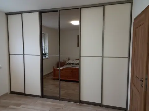 Posuvné dvere na mieru do spálne s kombinovanou výplňou dverí, biela