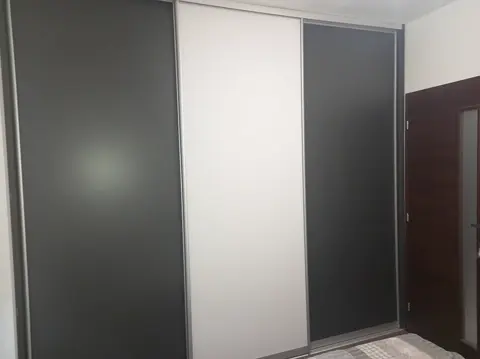 Posuvné dvere na mieru do spálne so sklenenou výplňou, kombinácia dekorov