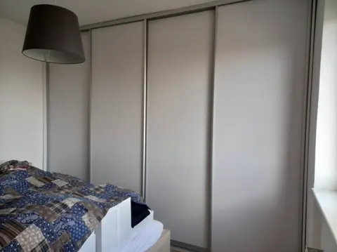 Posuvné dvere na mieru do spálne, sivá