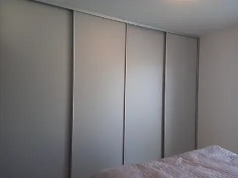 Posuvné dvere na mieru do spálne so sklenenou výplňou, sivá