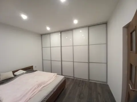 Posuvné dvere na mieru do spálne so sklenenou výplňou, biela