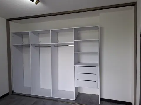 Posuvné dvere na mieru do spálne s dverami v dekore dreva, biela