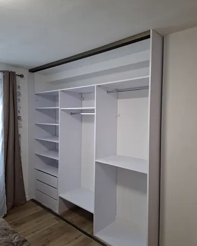 Posuvné dvere na mieru do spálne s dverami v dekore dreva, biela