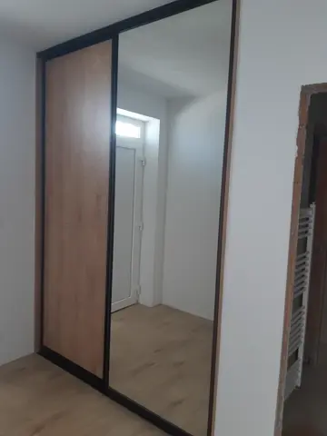 Posuvné dvere na mieru do spálne so zrkadlovými dverami