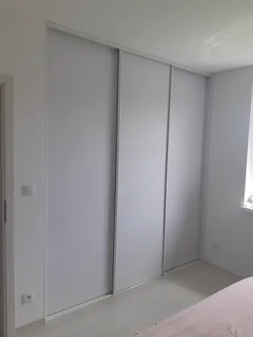 Posuvné dvere na mieru do spálne s dverami v dekore dreva, biela