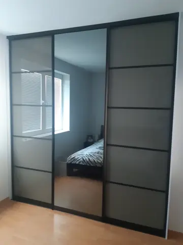 Posuvné dvere na mieru do spálne s kombinovanou výplňou dverí, antracit