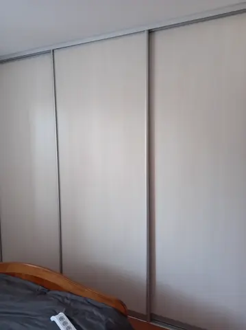 Posuvné dvere na mieru do spálne s dverami v dekore buk