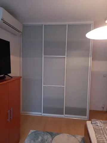 Posuvné dvere na mieru do spálne so sklenenou výplňou, sivá