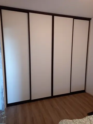 Posuvné dvere na mieru do spálne so sklenenou výplňou, biela