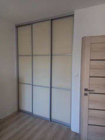 Posuvné dvere na mieru do spálne so sklenenou výplňou, biela