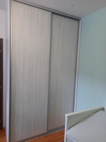 Posuvné dvere na mieru do spálne s dverami v dekore javor
