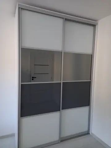 Posuvné dvere na mieru do spálne s kombinovanou výplňou dverí, kombinácia dekorov