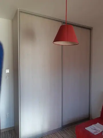 Posuvné dvere na mieru do spálne s dverami v dekore javor