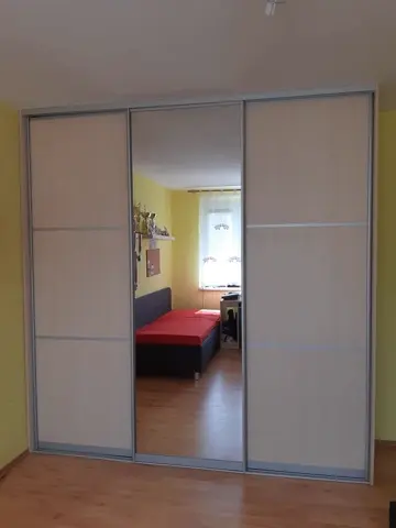 Posuvné dvere na mieru do spálne s kombinovanou výplňou dverí vo svetlom dekore javor