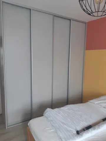 Posuvné dvere na mieru do spálne so sklenenou výplňou, sivá
