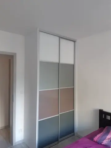 Posuvné dvere na mieru do spálne so sklenenou výplňou, kombinácia dekorov