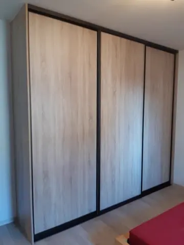 Posuvné dvere na mieru do spálne s dverami v dekore dub