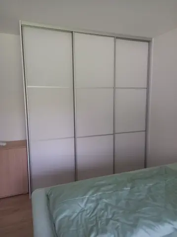 Posuvné dvere na mieru do spálne so sklenenou výplňou, biela