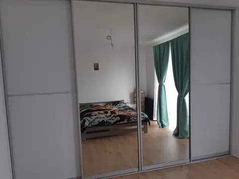 Posuvné dvere na mieru do spálne s kombinovanou výplňou dverí, biela