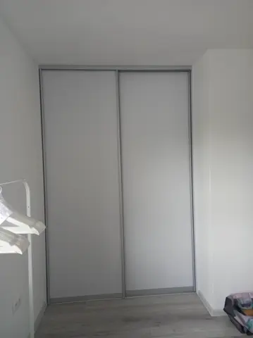 Posuvné dvere na mieru do spálne s dverami v dekore dreva, sivá
