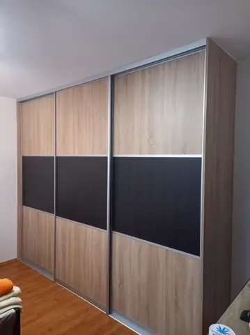 Posuvné dvere na mieru do spálne s kombinovanou výplňou dverí, kombinácia dekorov