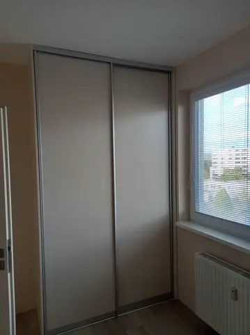 Posuvné dvere na mieru do spálne s dverami v dekore javor