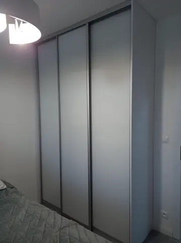 Posuvné dvere na mieru do spálne so sklenenou výplňou, biela