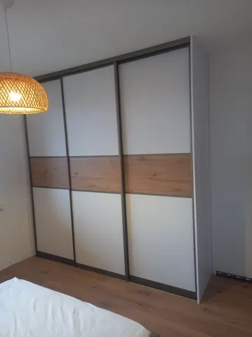 Posuvné dvere na mieru do spálne s kombinovanou výplňou dverí, kombinácia dekorov