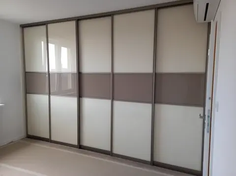 Posuvné dvere na mieru do spálne so sklenenou výplňou, kombinácia dekorov