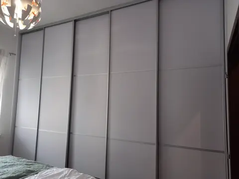 Posuvné dvere na mieru do spálne so sklenenou výplňou, sivá