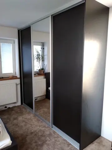 Posuvné dvere na mieru do spálne s kombinovanou výplňou dverí, antracit