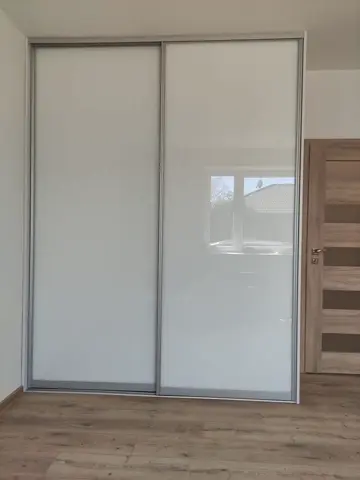 Posuvné dvere na mieru do spálne so sklenenou výplňou, biela