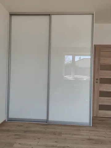 Posuvné dvere na mieru do spálne so sklenenou výplňou, biela