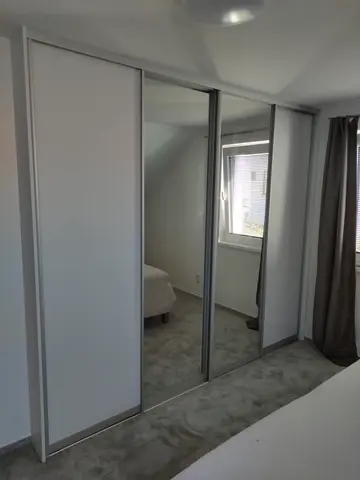 Posuvné dvere na mieru do spálne s kombinovanou výplňou dverí, biela