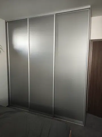 Posuvné dvere na mieru do spálne so zrkadlovými dverami, sivá