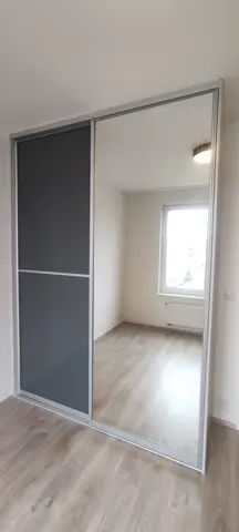 Posuvné dvere na mieru do spálne s kombinovanou výplňou dverí, antracit