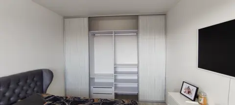 Posuvné dvere na mieru do spálne s dverami v dekore dreva, sivá