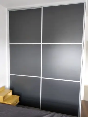 Posuvné dvere na mieru do spálne so sklenenou výplňou, antracit