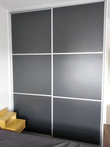 Posuvné dvere na mieru do spálne so sklenenou výplňou, antracit