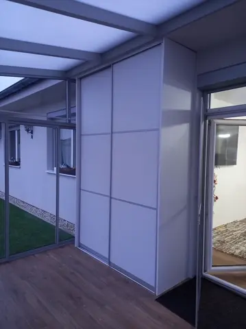 Šatníková skriňa na mieru so sklenenou výplňou, biela
