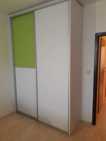 Šatníková skriňa na mieru, dvojdverová s kombinovanou výplňou dverí, biela