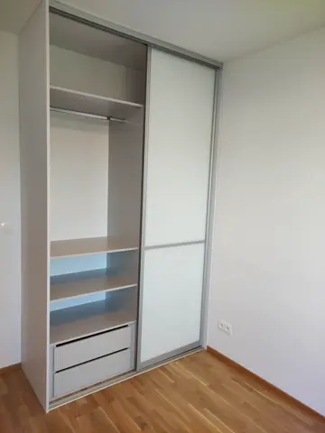 Šatníková skriňa na mieru, dvojdverová so sklenenou výplňou, biela
