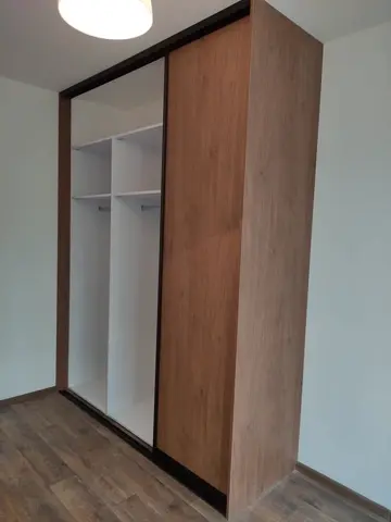Šatníková skriňa na mieru, trojdverová s kombinovanou výplňou dverí v dekore orech