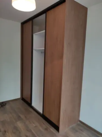 Šatníková skriňa na mieru, trojdverová s dverami v dekore dub