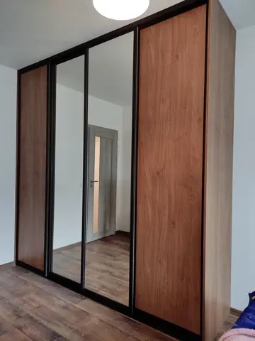 Šatníková skriňa na mieru, štvordverová s kombinovanou výplňou dverí v dekore dub