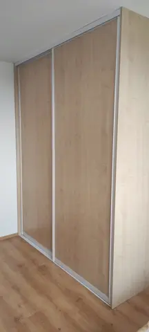 Šatníková skriňa na mieru s dverami v dekore dreva, biela