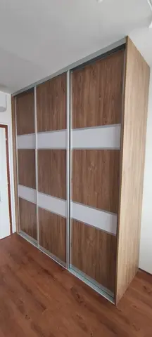 Šatníková skriňa na mieru, trojdverová s kombinovanou výplňou dverí v dekore orech
